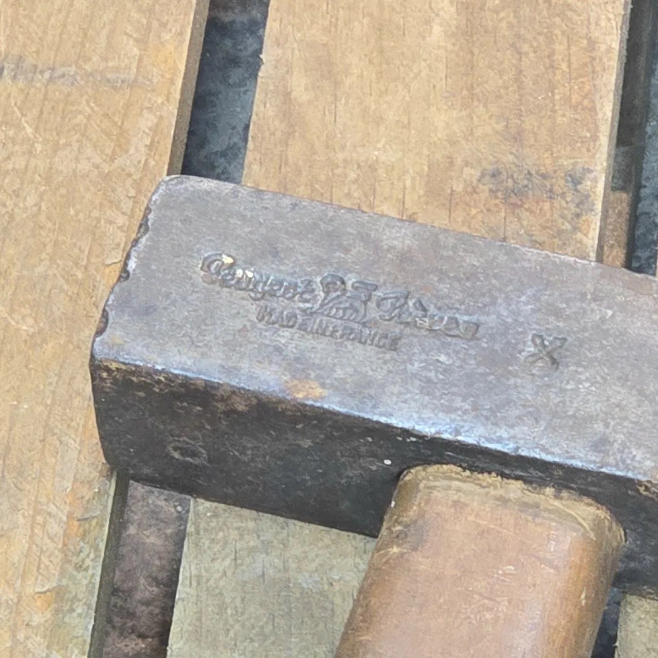 Martillo de Pena con Cabeza de Metal y Manija de Madera - imagen 2