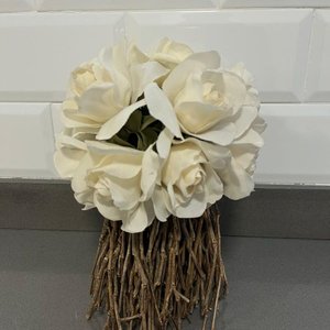 Lote siguiente: Ramo de Flores de Tela Blancas con Base de Ramas Secas