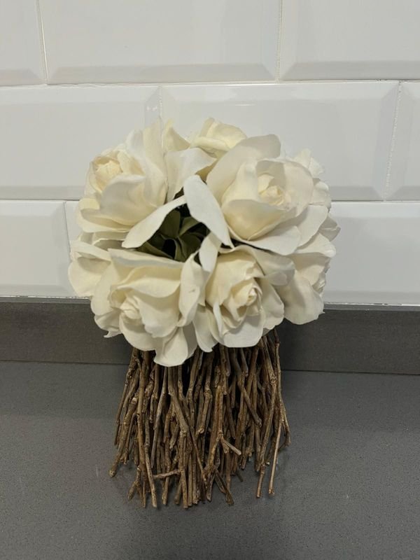 Ramo de Flores de Tela Blancas con Base de Ramas Secas