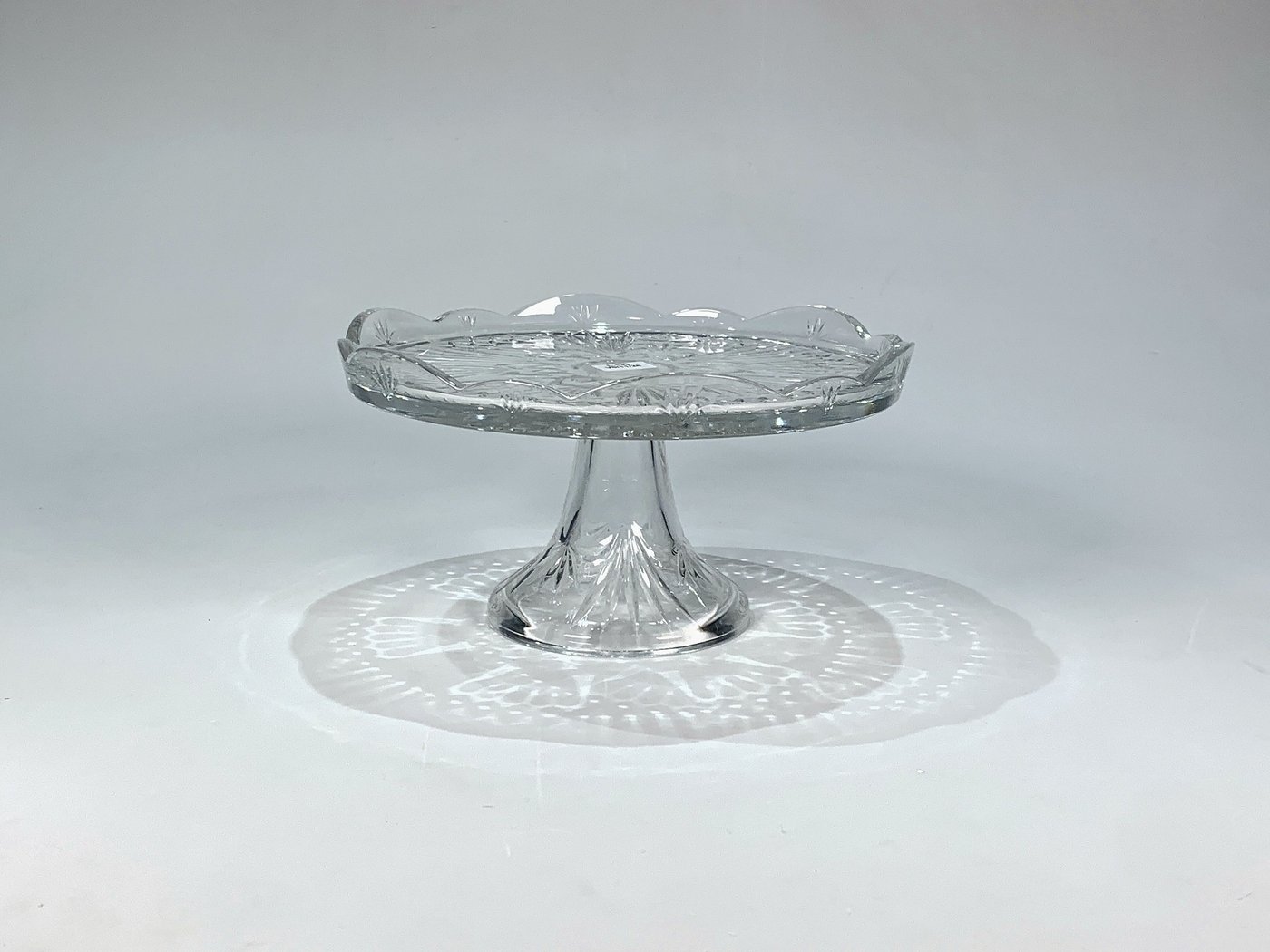 Plato para Tortas de Vidrio Transparente con Pie Central y Borde Ondulado
