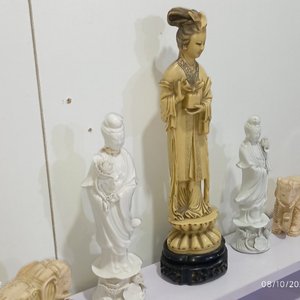 Lote de Adornos Orientales y Variados: Figuras, Elefantes, Floreros y Vasijas en Hueso, Piedra y Loza - imagen 4