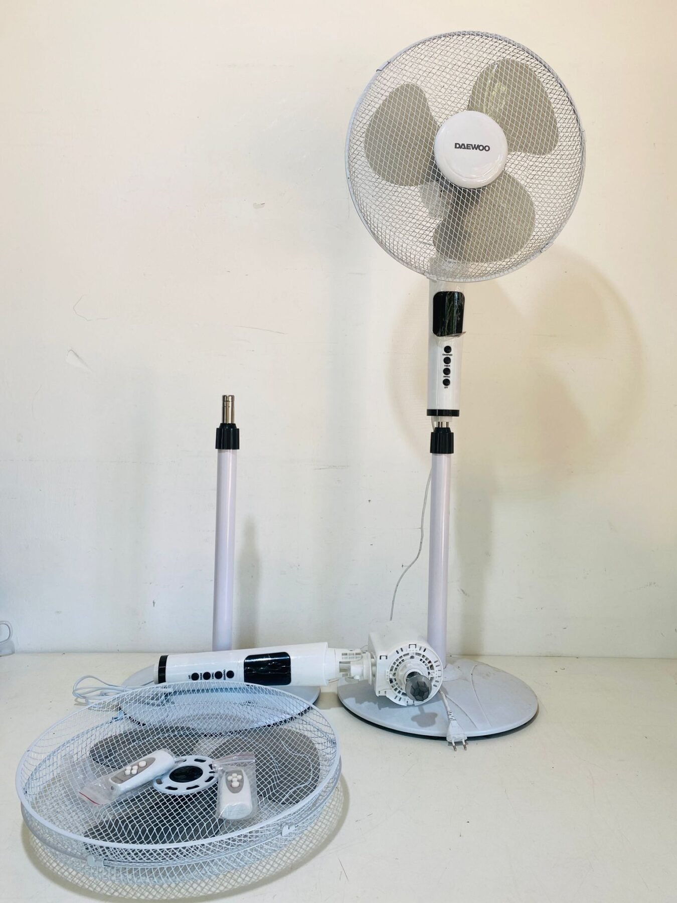 Item lote-x2-ventiladores-daewoo-con-control-remoto-1-desarmado-funciona-el-otro-esta-desarmado - Image 0