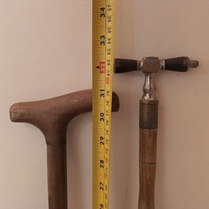 Revistero de Madera con Dos Bastones y Plato Decorativo - imagen 9