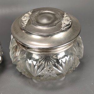 Juego de Tocador Antiguo 5 Piezas Plateadas y Cristal Tallado - imagen 9