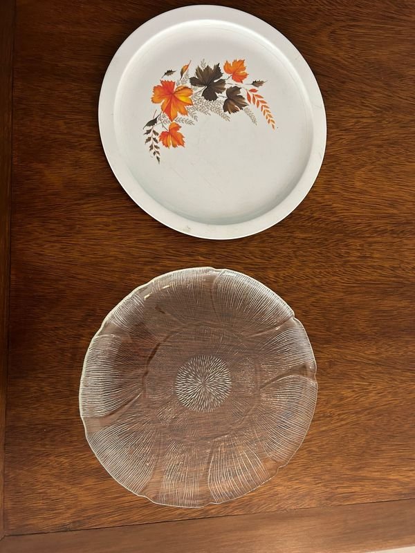Dos Platos Decorativos: Uno Blanco con Hojas y Otro Transparente - imagen 1
