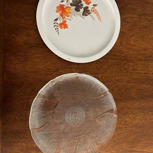 Lote anterior: Dos Platos Decorativos: Uno Blanco con Hojas y Otro Transparente