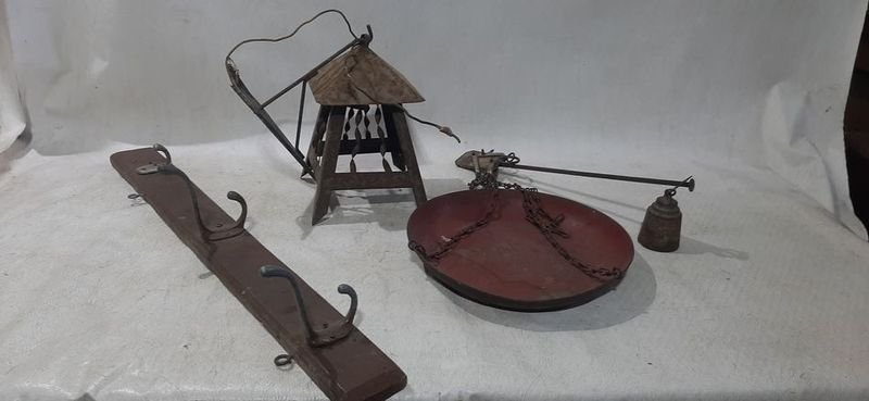 Lote siguiente: Caja con balanza romana, farol de chapas y perchero