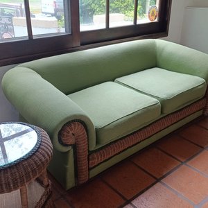 Sofá de 2 Cuerpos Tapizado en Tela Verde con Apliques de Ratan - imagen 5
