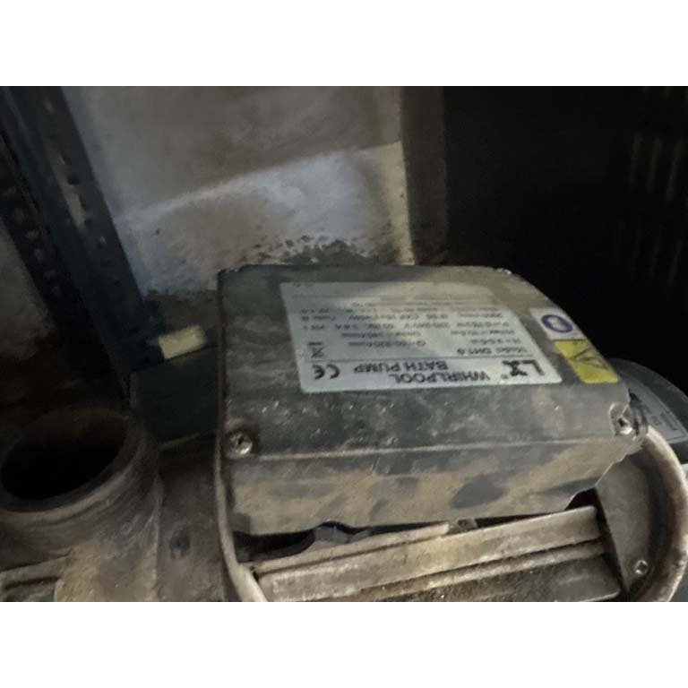 Bomba de agua en mal estado, motor y electrodoméstico - imagen 2