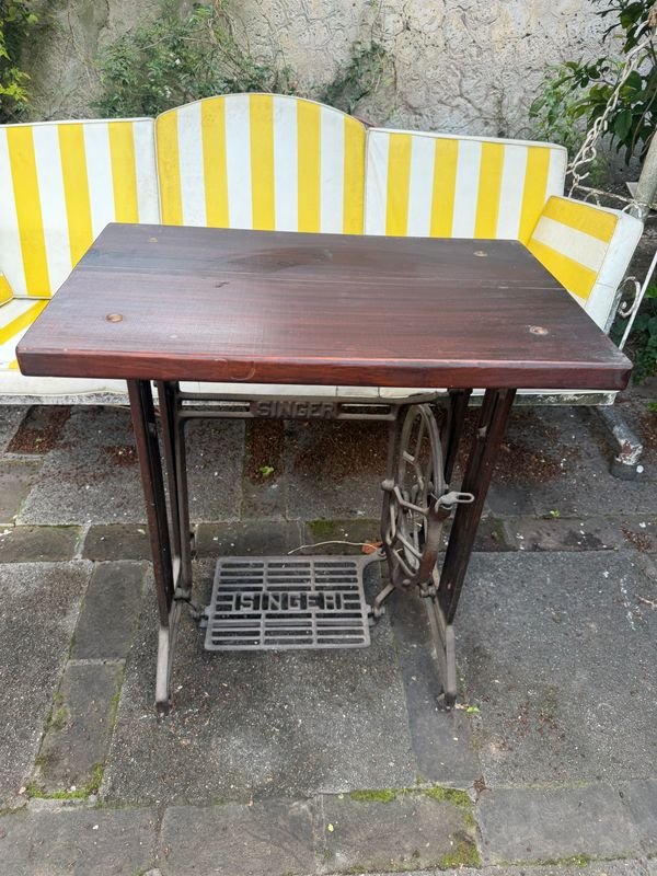 Mesa Singer de Madera y Hierro Fundido Estilo Industrial