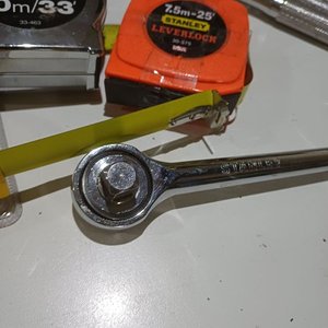 Lote de 34 Cintas Métricas Stanley y 12 Mangos de Llave Criquet - imagen 6