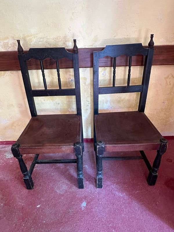 Lote anterior: Sillas de madera antigua con detalles en tela