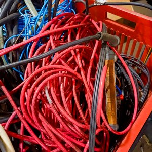 Cajón con Cables Eléctricos y Disyuntores - imagen 4