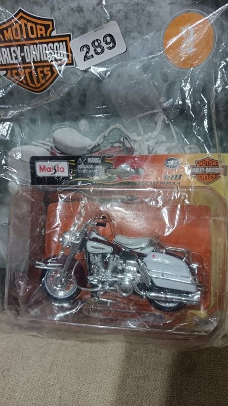 Miniatura de Motocicleta Harley-Davidson Maisto en Envase