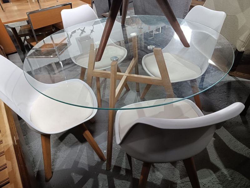 Juego de Comedor: Mesa Redonda de Vidrio con 4 Sillas Tapizadas