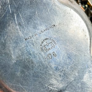 Lote de 6 piezas de metal plateado: centro de mesa, salsera, colador de té y más - imagen 5