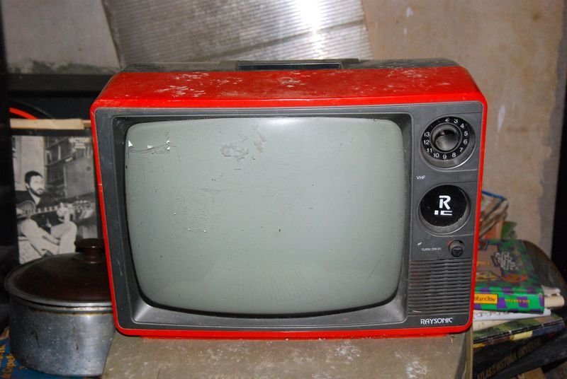 Lote anterior: Televisor antiguo en mal estado