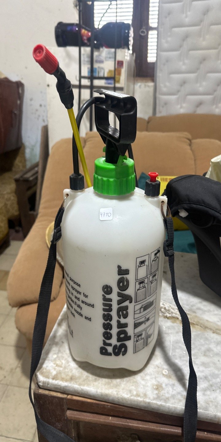 Lote siguiente: Fumigador con boquilla verde y cordón negro