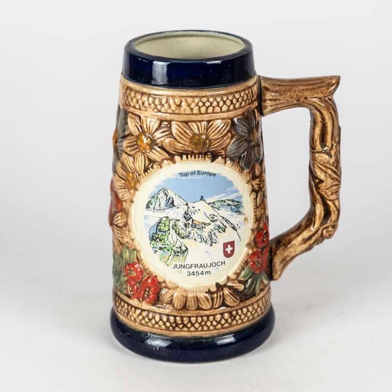 Lote siguiente: Jarra de cerveza cerámica con escenas en relieve Suiza