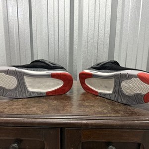 Zapatillas Air Jordan 4 Negras con Detalles Rojos y Blancos - imagen 4