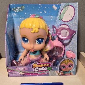 Muñeca "Super Cute Little Babies" Regi Superheroína - imagen 4
