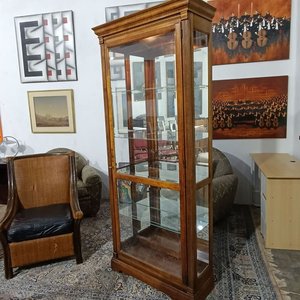 Vitrina Cristalero Howard Miller Antigua en Roble Macizo - imagen 4