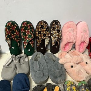 Mochila Infantil "Avengers" y 16 Pares de Pantuflas Variadas - imagen 4