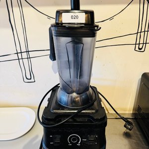Lote siguiente: Lote #020 – Licuadora de uso comercial ¨KUMA¨con vaso de 2,5 Lts  modelo L100S más vaso completo de repuesto (le falta la perilla de velocidad)