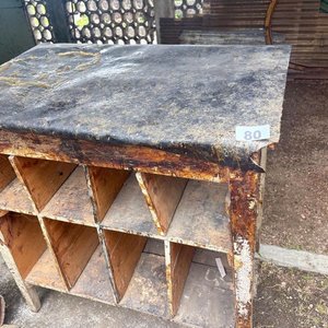 Mesa de Trabajo Antigua de Madera con Estantes - imagen 3