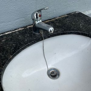 Mueble de Baño Bajo Mesada con Pileta de Mármol y Grifería - imagen 5