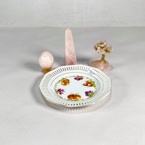 Lote siguiente: Plato de Porcelana Bavaria con Borde Calado, Árbol de la Vida en Jade Rosa, Huevo y Obelisco Miniatura