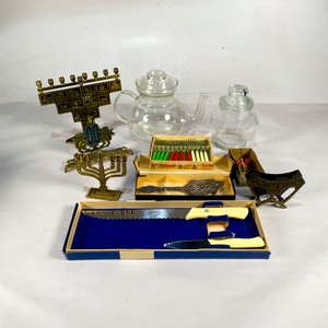 Lote siguiente: Lote de Artículos Varios: Menorá, Jarros de Vidrio, Cuchillos y Accesorios