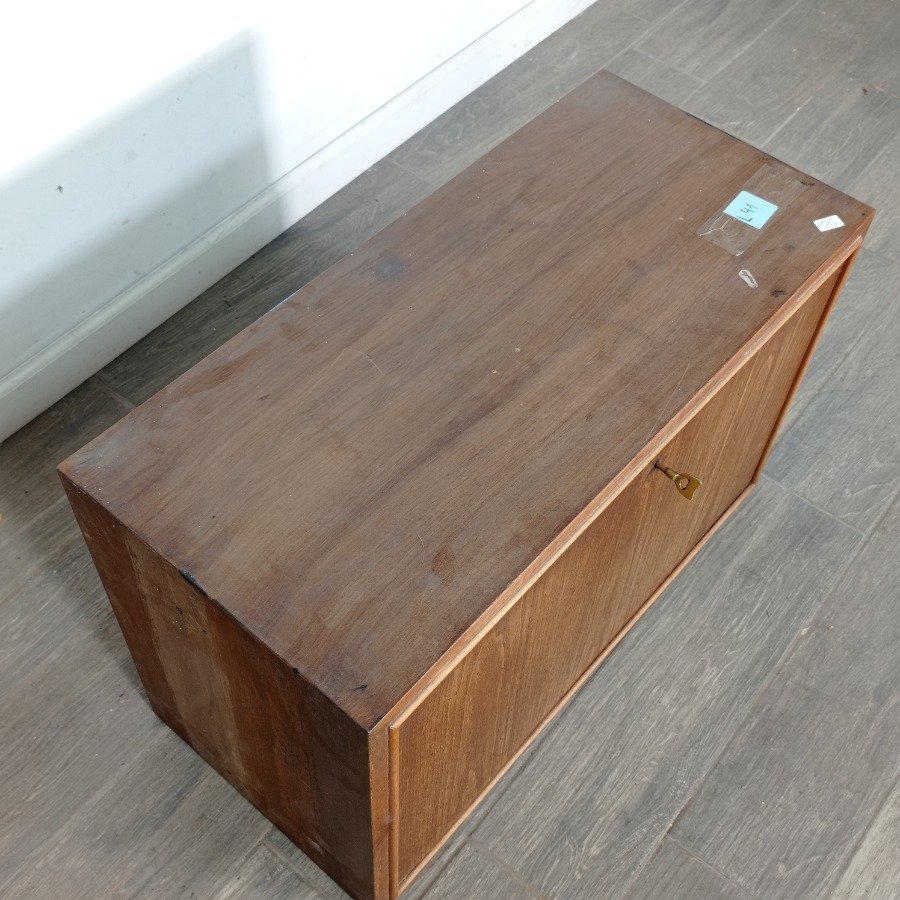 Mueble de madera con estante roto - imagen 3