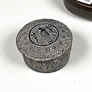 Cuatro Piezas de Cerámica Decorativas: Caja Alhajero y Figuras de Lechuzas - imagen 2