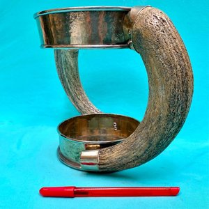 Adorno atesanal decorativo portabotellas de vino realizada en alpaca bañada en plata con asas en astas de chivo u otro. - imagen 2