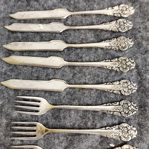Conjunto de 9 Piezas de Cubiertos con Mangos Labrados y Sellos de Plata - imagen 2