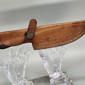 Cuchillo con Hoja Estilo Damasco y Empuñadura de Madera y Bronce con Vaina - imagen 16