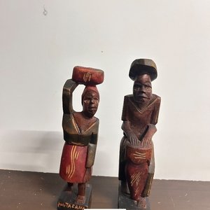 Lote siguiente: Adorno Artesanal de Madera: Pareja de Figuras Dominicanas