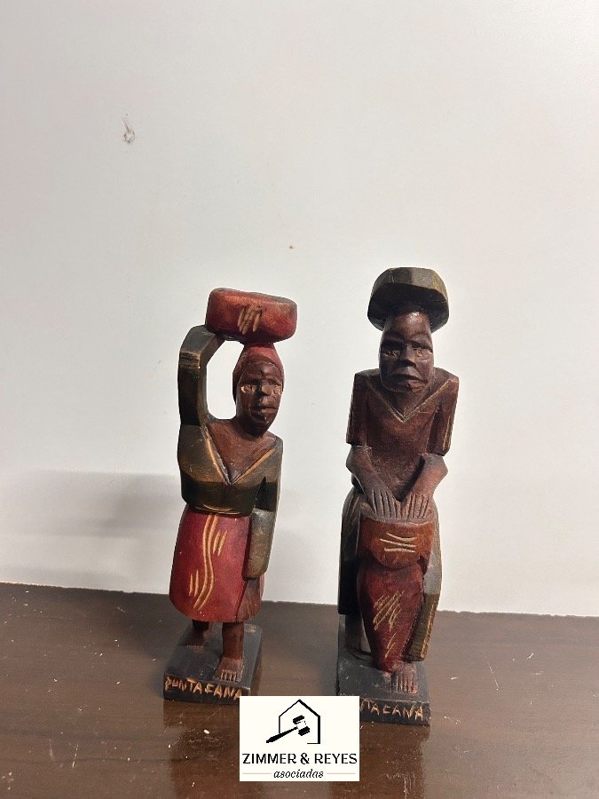 Adorno Artesanal de Madera: Pareja de Figuras Dominicanas