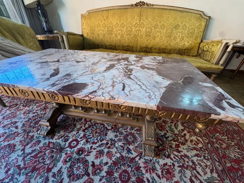 Mesa ratona de madera esculturada y dorada con tapa de mármol - imagen 7