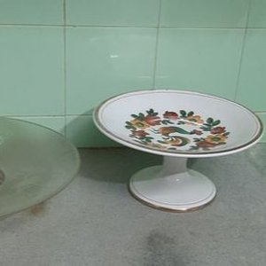 3 Centros de Mesa: Loza Decorada y Vidrio Verde y Transparente - imagen 1