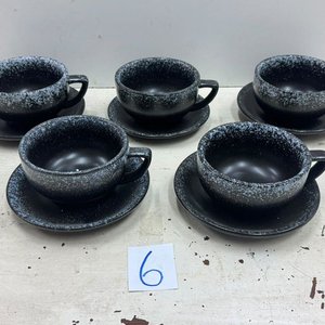 Lote siguiente: Set de 5 Tazas con Platos de Cerámica Negros