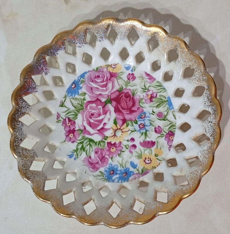 Platillo calado de Porcelana Japonesa, pintado a mano y borde doré - imagen 2