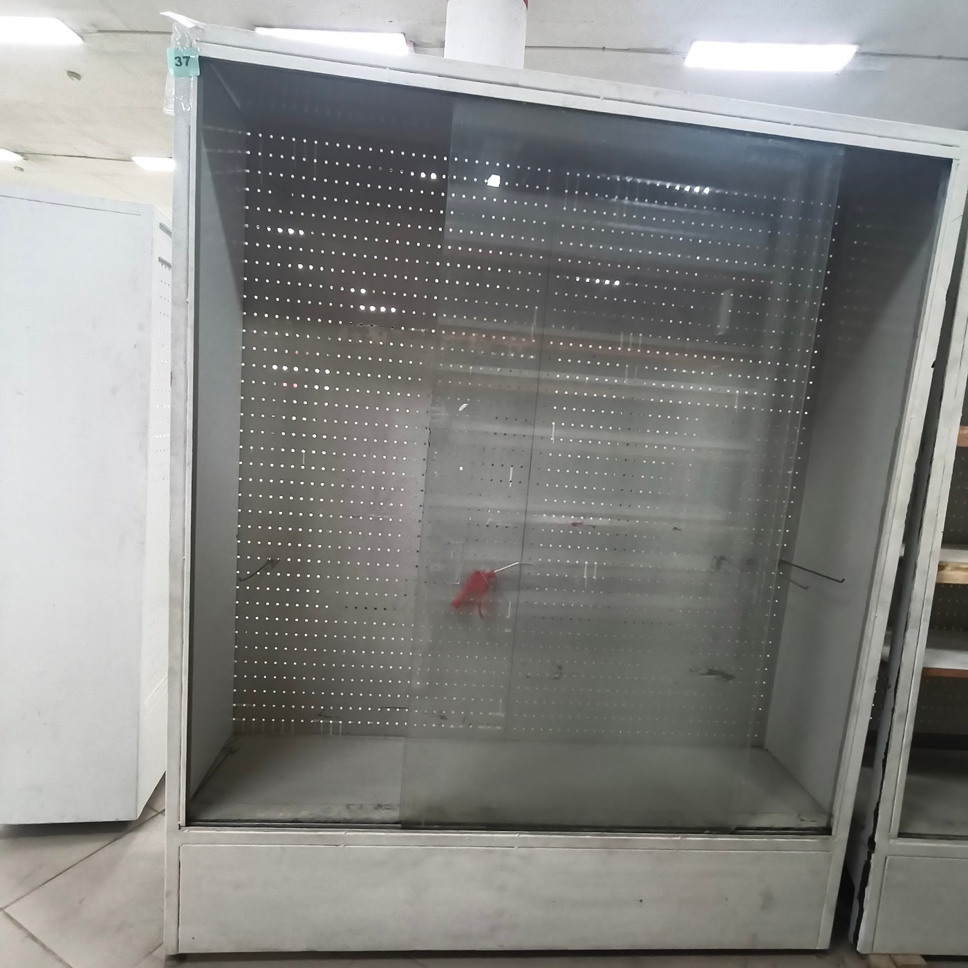 Vitrina Metálica con Frente de Vidrio y Fondo Perforado