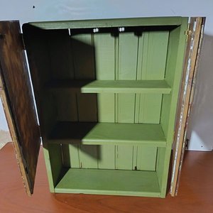 Botiquín o Estante Rústico de Madera con Puertas y Estantes Interiores - imagen 4
