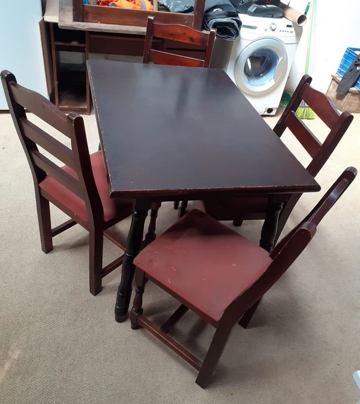 MESA CON 4 SILLAS EN MADERA - Análisis de imágenes