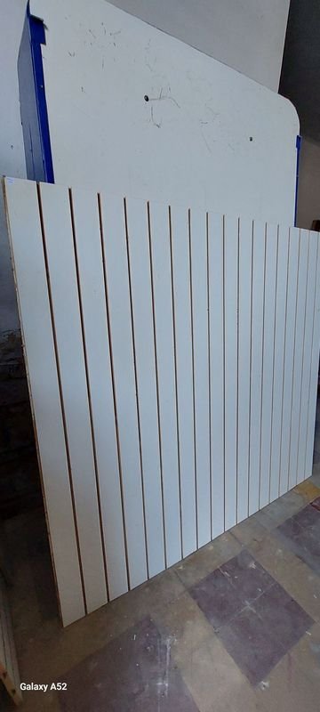 Panel ranurado de madera blanca - imagen 2