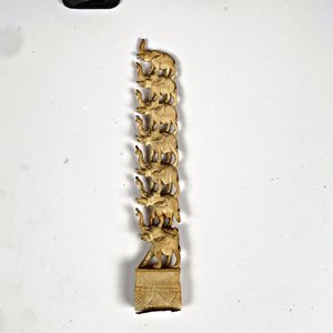 Tres Figuras de Marfil: Anciano y Torres de Elefantes - imagen 2