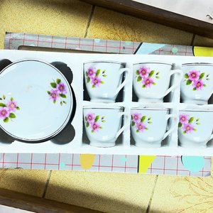 Bandeja de desayuno con juego de 6 pocillos y platillos de porcelana - imagen 2