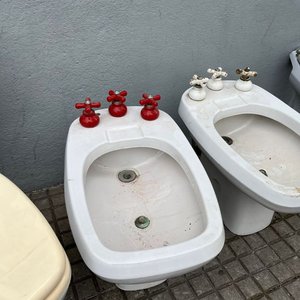 Lote de 4 Inodoros y 2 Bidets Blancos con Grifería - imagen 3